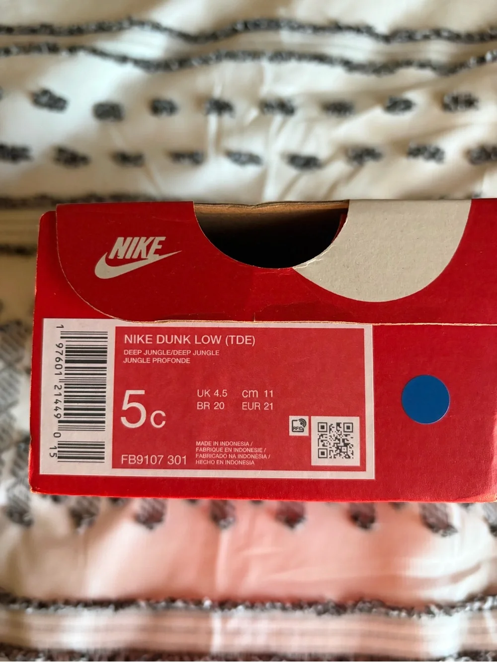 Toddler Nike dunks 5c Green and Cream Athletic Sneakers